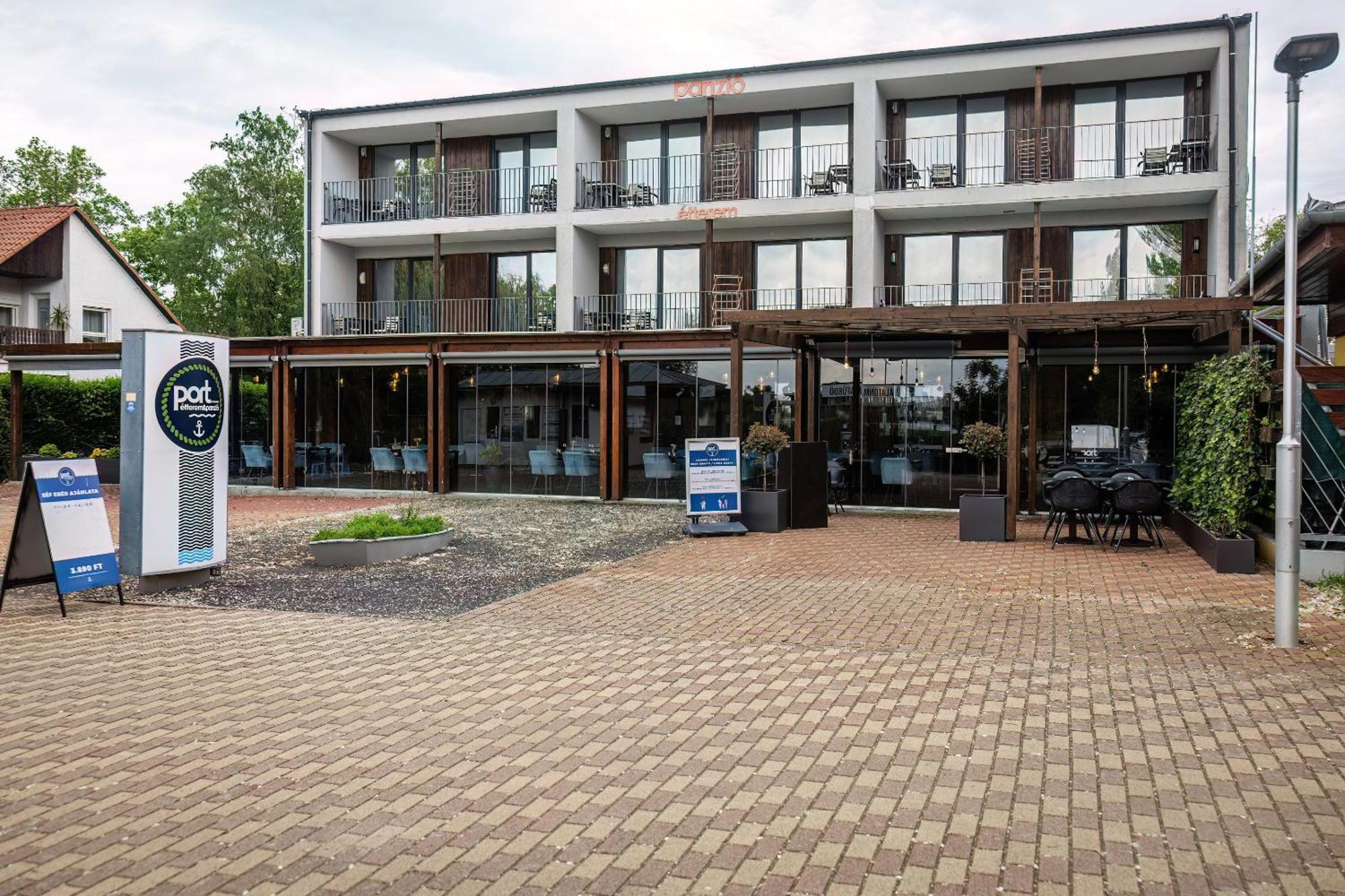 Port Etterem&Panzio Acomodação com café da manhã Balatonmáriafürdő Exterior foto